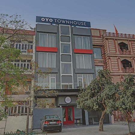 Oyo Townhouse 587 Sector 19 Hotel Kalkaji Devi Exterior photo