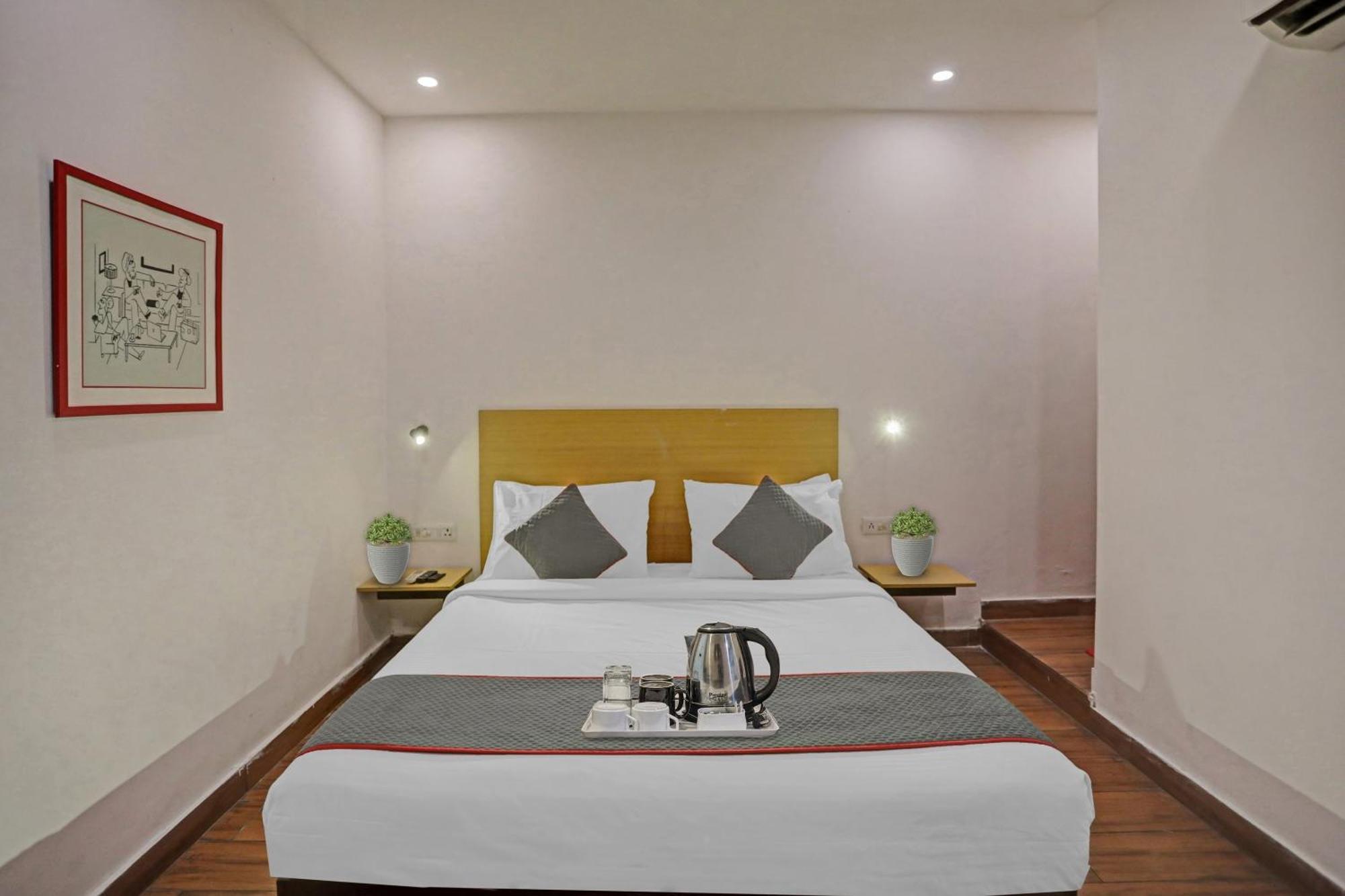 Oyo Townhouse 587 Sector 19 Hotel Kalkaji Devi Exterior photo